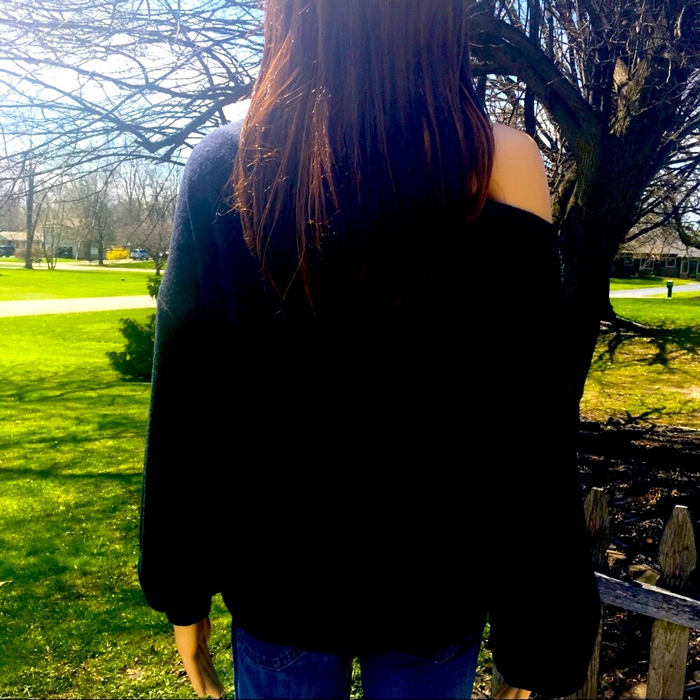 OFF SHOULDER COZINESS - Picture 4 of 8